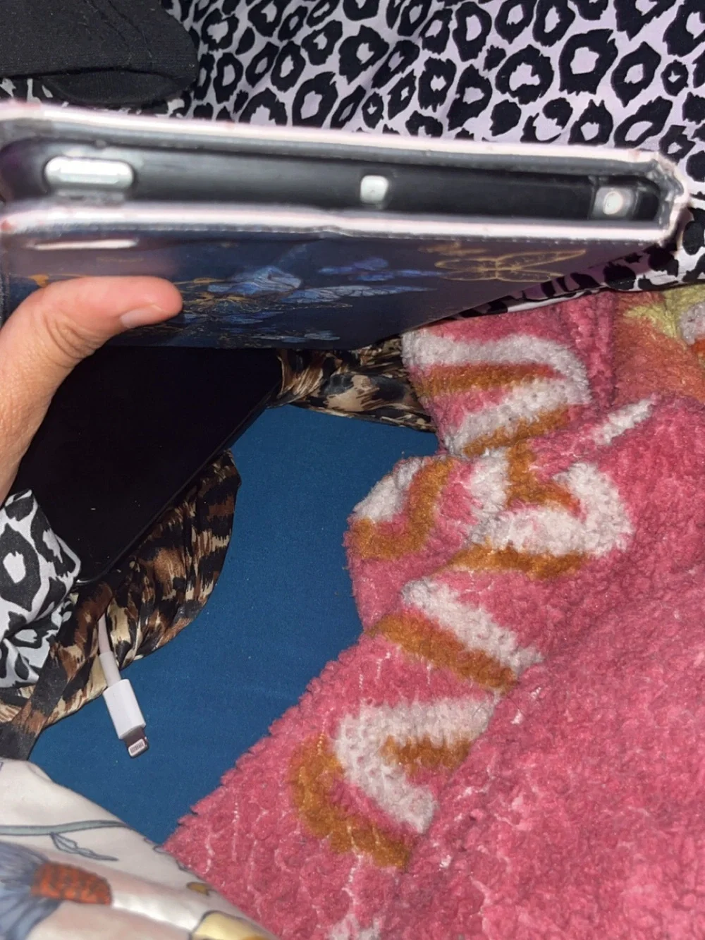 iPad mini 5 - no cracks no damages . comes with case of you want .